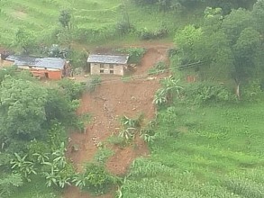 बैतडीको सुर्नया ७ पाडी टोलमा दुई घर पहिरोको जोखिममा  